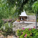Steinhaus In Leonido Mit Parkplatz By Interhome Hébergement de vacances *