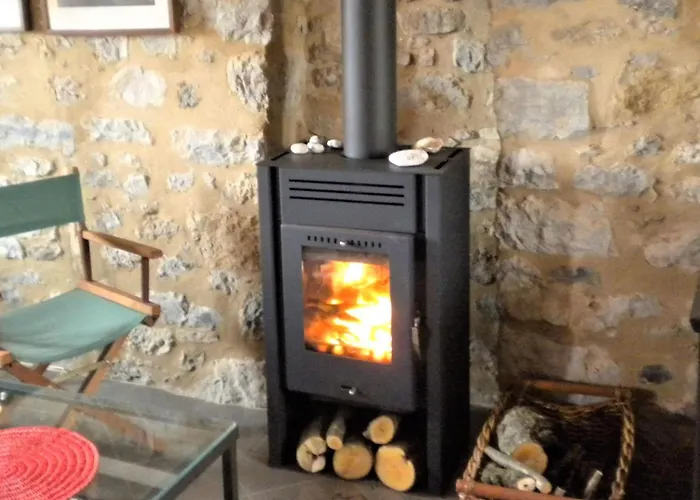 Steinhaus In Leonido Mit Parkplatz By Interhome 利昂尼迪翁